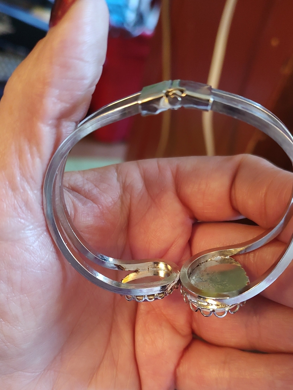 Wampum and Rhodium Plated Hinged Bangle - Picture 4 of 5